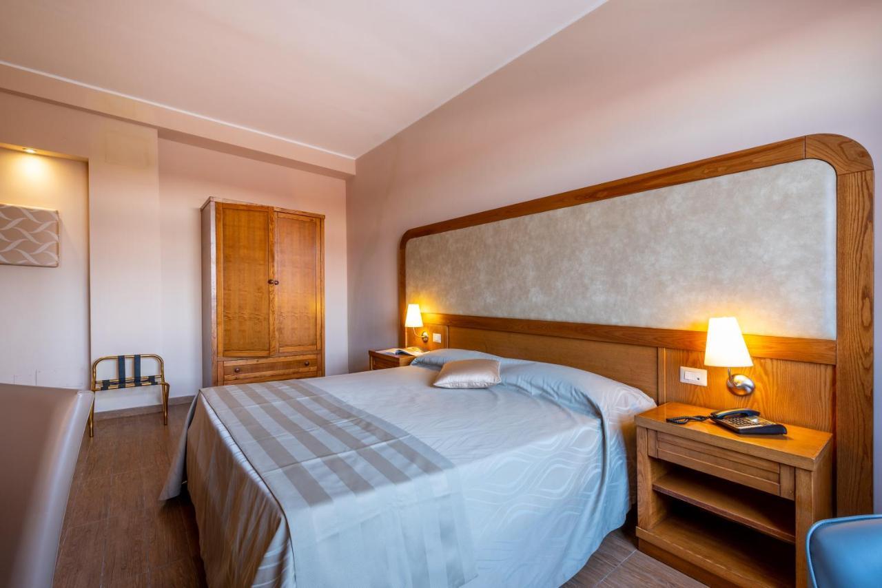 Leone De Castris Wine Hotel Salice Salentino Exterior photo